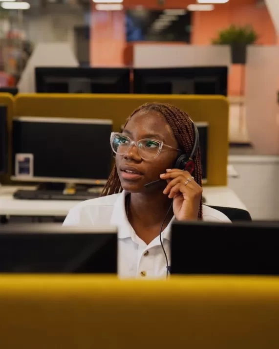 Collega aan het werk in suriname in de lijn klantcontact