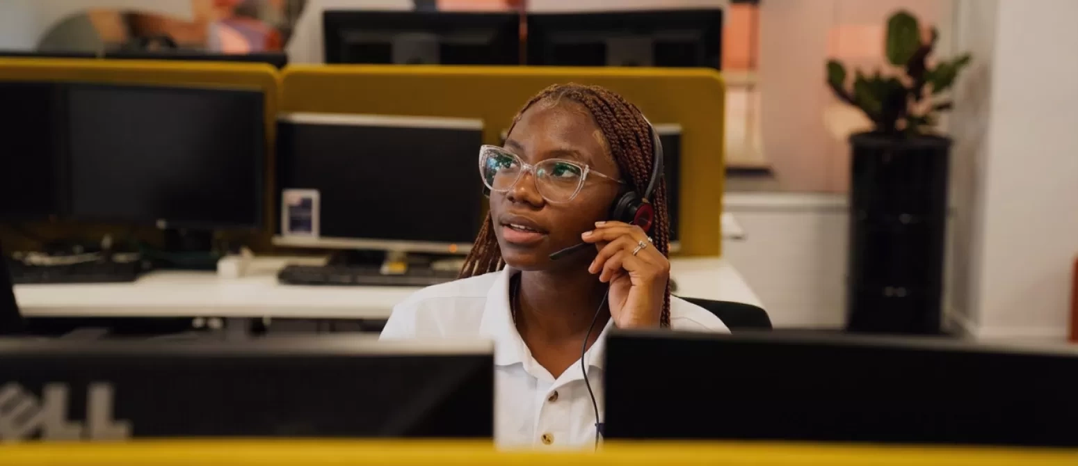 Collega aan het werk in suriname in de lijn klantcontact